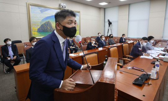 김범수 카카오 이사회 의장이 지난 5일 서울 여의도 국회에서 열린 국회 정무위원회 국정감사에 증인으로 출석해 발언하고 있다. 연합뉴스